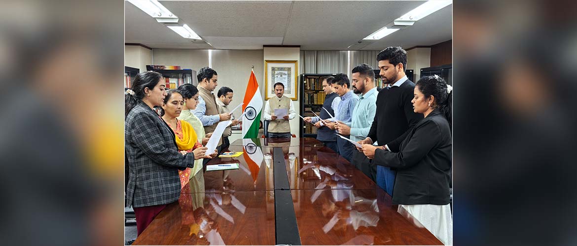 On the occasion of the RashtriyaEktaDiwas , Consul General Dr N. Nandakumar administered the “Unity Pledge” to all Officers & officials of the Consulate (31.10.2024)